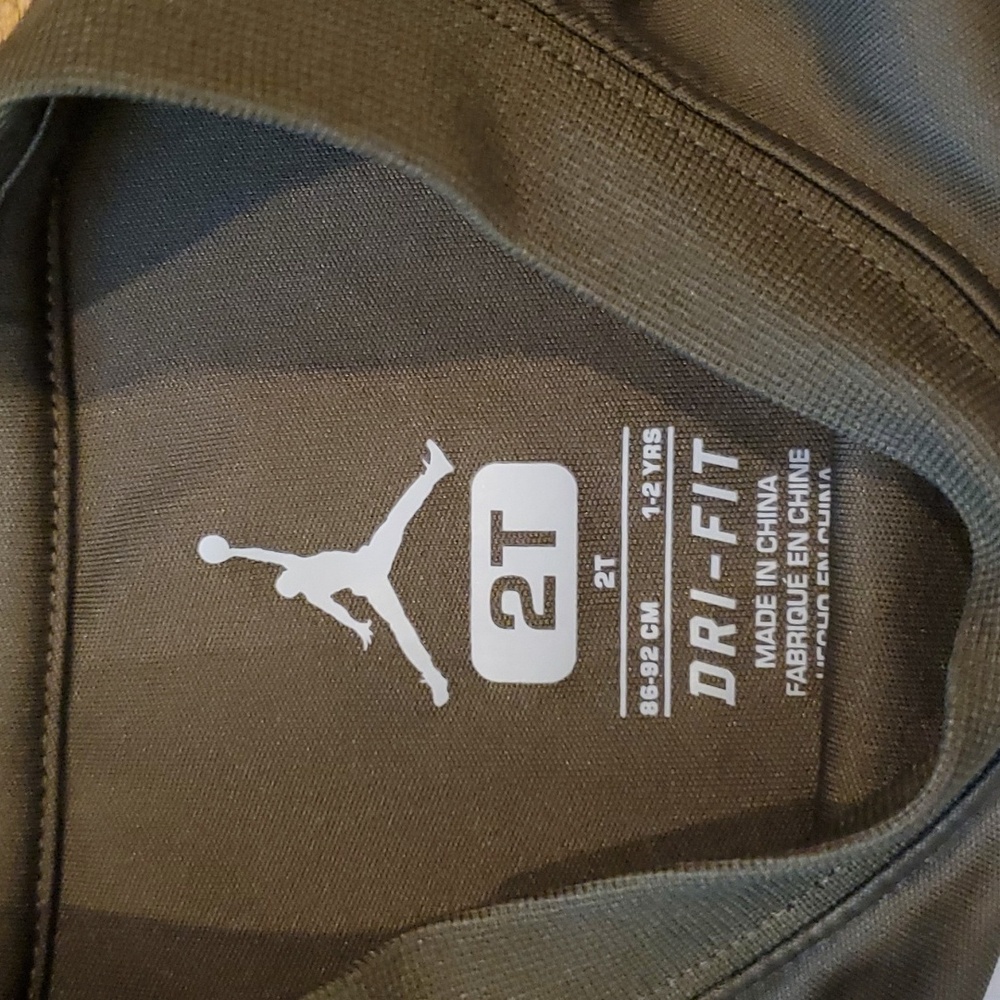 Kids unisex Jordan Dri-fit army green active shirt size 2T - Picture 5 of 6
